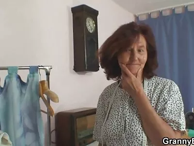 مثير فاتنة صوفي ريان راهبات اباحي الملاعين الرجل الوسيم على الأريكة