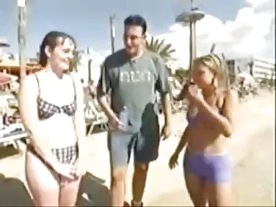 فتاة جميلة تغرق في سكس راهبات مترجم عربي المطبخ
